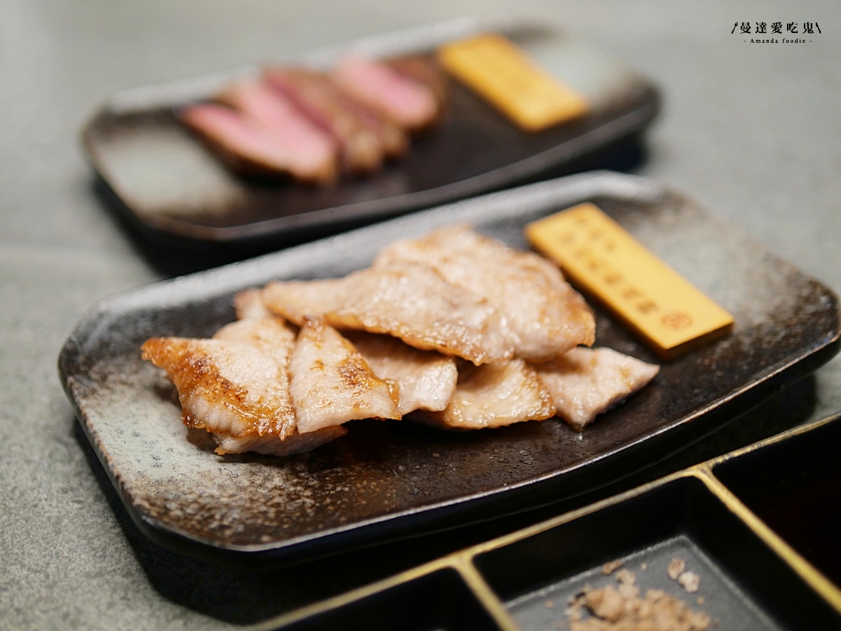 每一口都值得被好好款待，專人桌邊代烤的細節美學「明燒肉 文自旗艦店」主打熟成肉品和活體海鮮的高質感左營燒肉！左營美食推薦｜高雄燒肉推薦