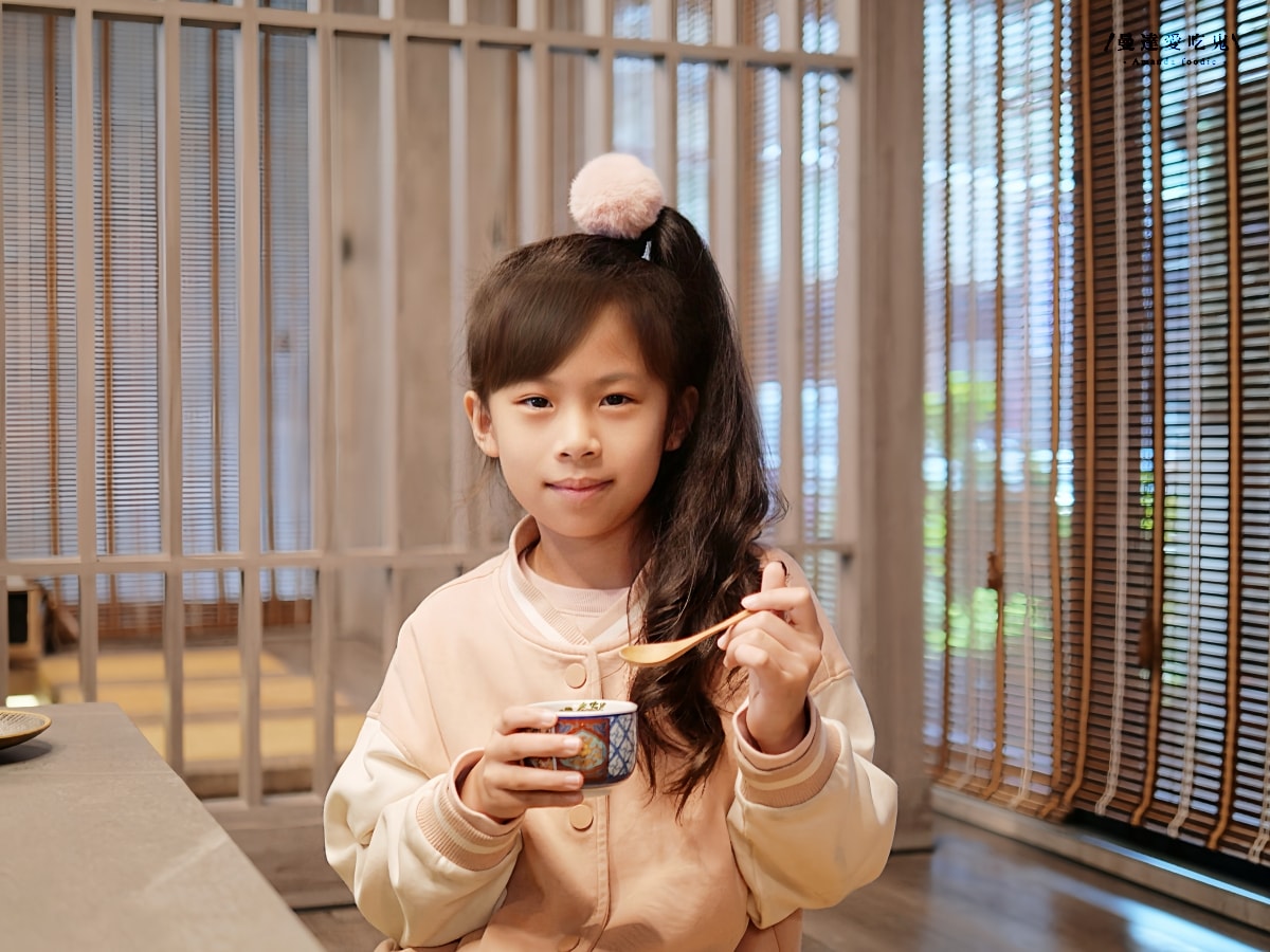 每一口都值得被好好款待，專人桌邊代烤的細節美學「明燒肉 文自旗艦店」主打熟成肉品和活體海鮮的高質感左營燒肉！左營美食推薦｜高雄燒肉推薦