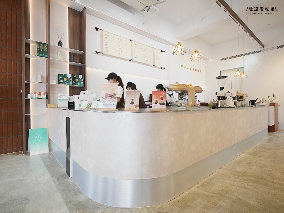 不只是手搖飲，更像一座能靜下來品茶的城市綠洲「春茶吉苑 Spring Cha Garden」台南中西區新開幕質感茶空間！