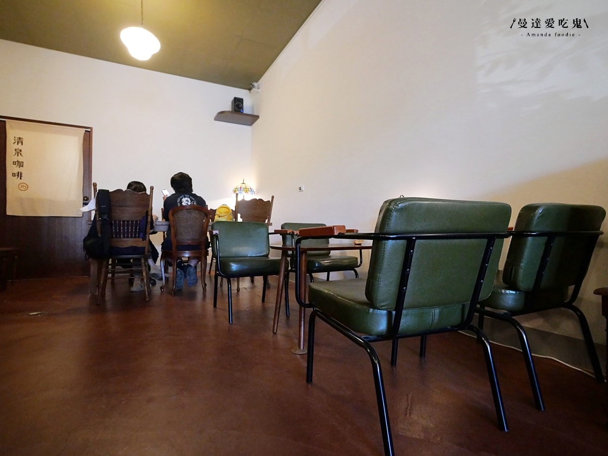 隱藏在巷弄裡的靜謐角落「清泉咖啡」坐在窗邊細細感受老派咖啡廳的復古魅力！鹿港咖啡廳推薦｜彰化咖啡廳推薦