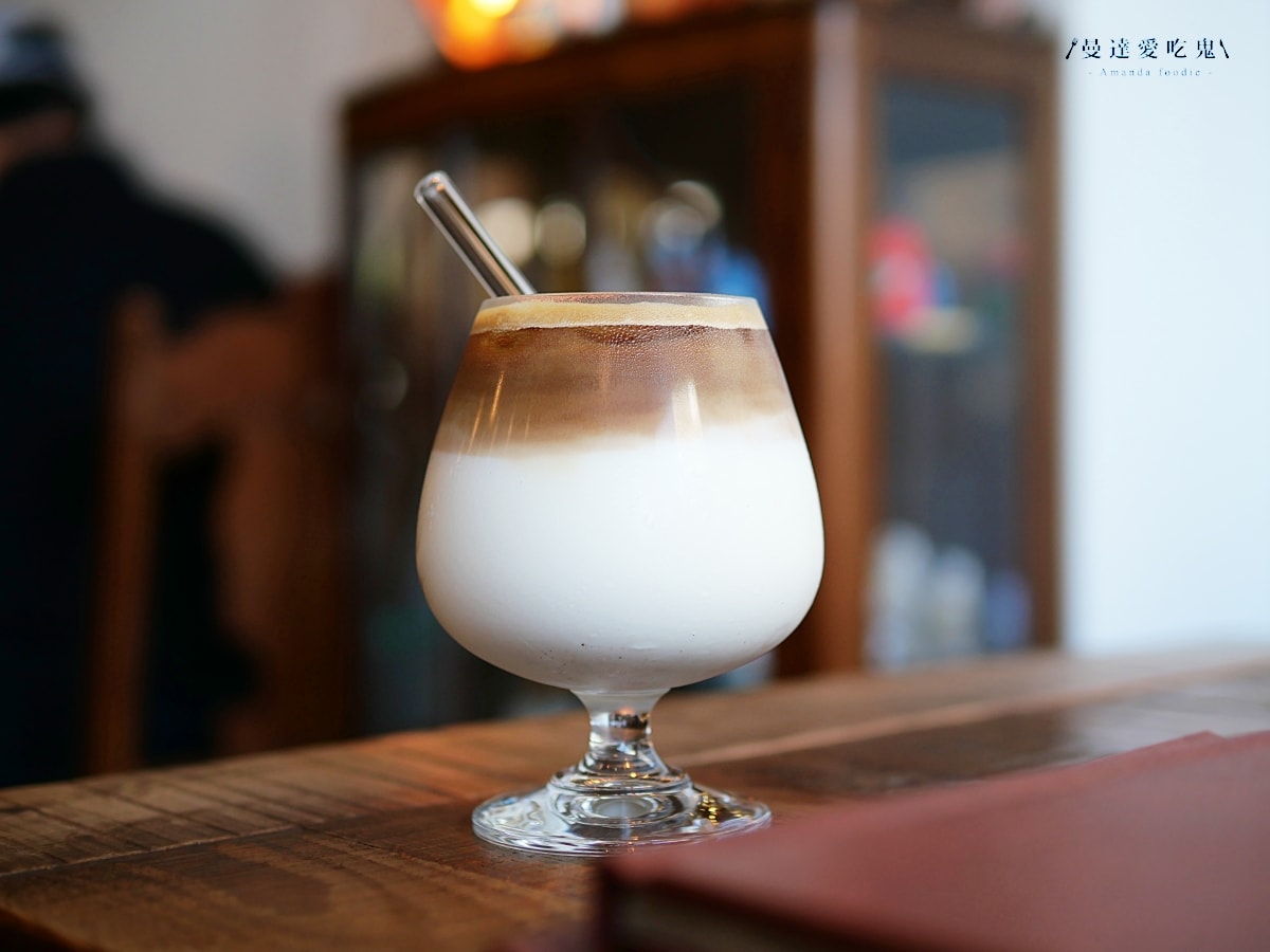 隱藏在巷弄裡的靜謐角落「清泉咖啡」坐在窗邊細細感受老派咖啡廳的復古魅力！鹿港咖啡廳推薦｜彰化咖啡廳推薦