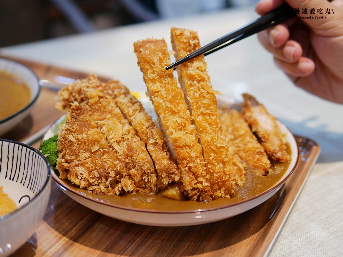 免費加飯、加醬、加湯的暖心系日式咖哩小店「白梗咖哩」金黃厚切炸豬排超涮嘴,還有萌萌店狗相伴的療癒用餐時光!嘉義大學美食|嘉義聚餐推薦 - 第11張圖 免費加飯、加醬、加湯的暖心系日式咖哩小店「白梗咖哩」金黃厚切炸豬排超涮嘴,還有萌萌店狗相伴的療癒用餐時光!嘉義大學美食|嘉義聚餐推薦