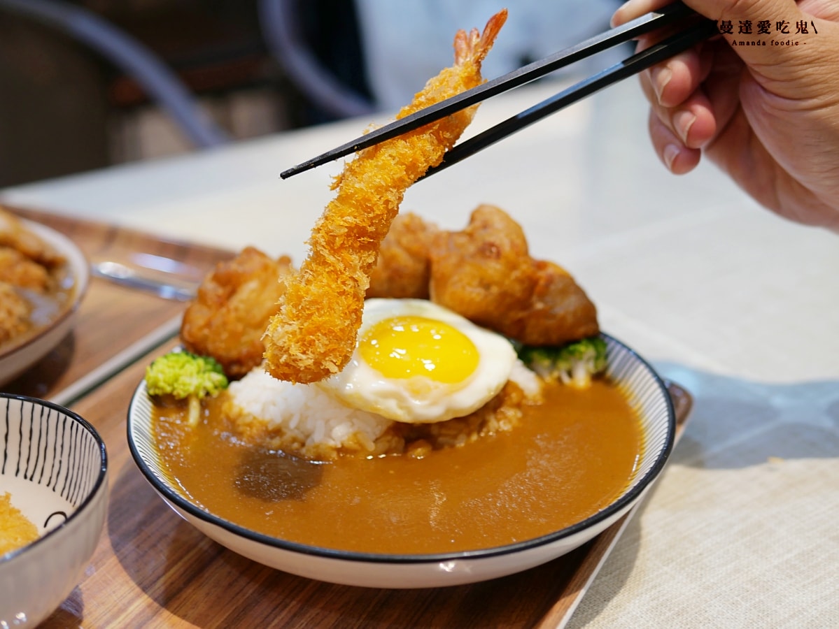 免費加飯、加醬、加湯的暖心系日式咖哩小店「白梗咖哩」金黃厚切炸豬排超涮嘴,還有萌萌店狗相伴的療癒用餐時光!嘉義大學美食|嘉義聚餐推薦 - 第13張圖 免費加飯、加醬、加湯的暖心系日式咖哩小店「白梗咖哩」金黃厚切炸豬排超涮嘴,還有萌萌店狗相伴的療癒用餐時光!嘉義大學美食|嘉義聚餐推薦