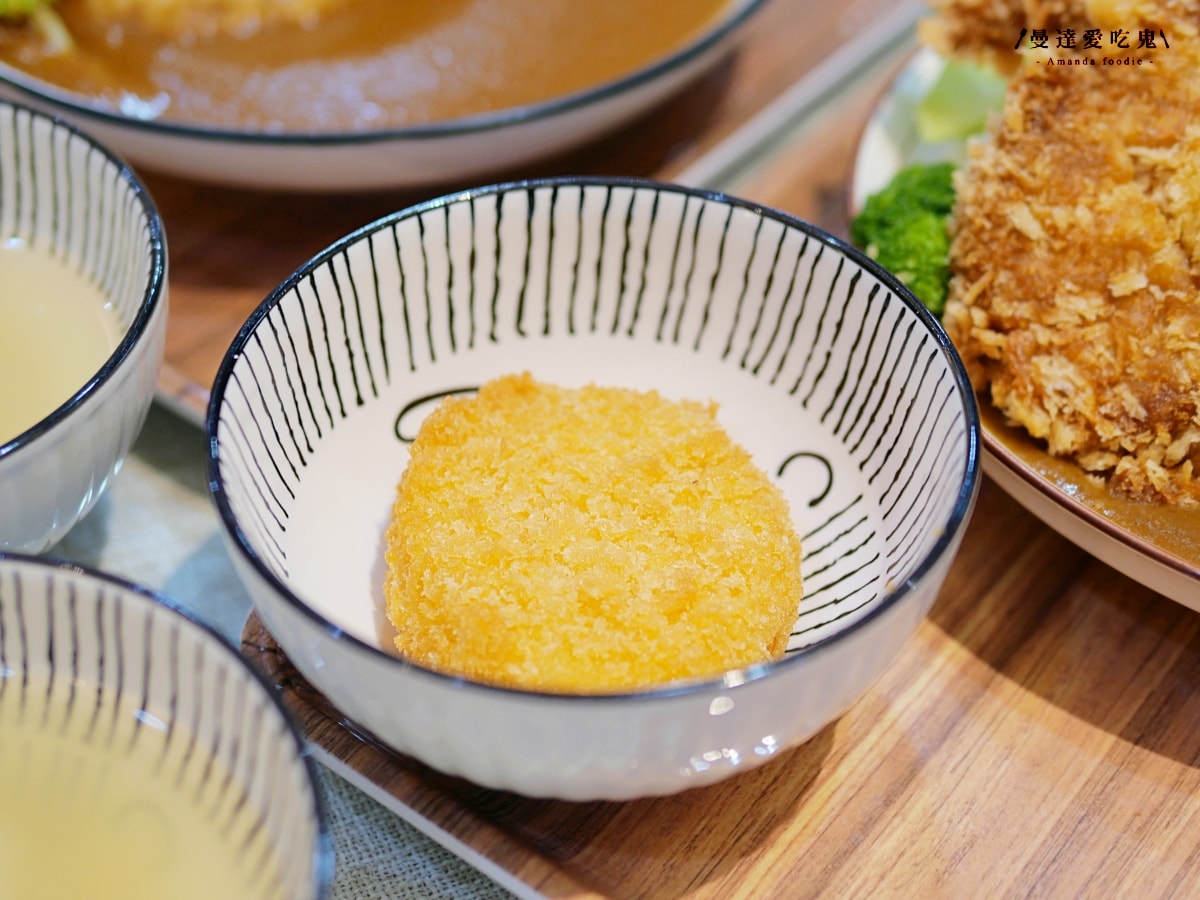 免費加飯、加醬、加湯的暖心系日式咖哩小店「白梗咖哩」金黃厚切炸豬排超涮嘴,還有萌萌店狗相伴的療癒用餐時光!嘉義大學美食|嘉義聚餐推薦 - 第15張圖 免費加飯、加醬、加湯的暖心系日式咖哩小店「白梗咖哩」金黃厚切炸豬排超涮嘴,還有萌萌店狗相伴的療癒用餐時光!嘉義大學美食|嘉義聚餐推薦