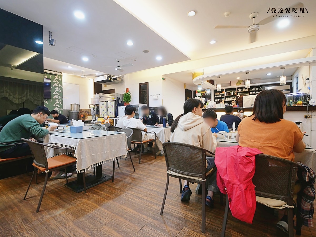 免費加飯、加醬、加湯的暖心系日式咖哩小店「白梗咖哩」金黃厚切炸豬排超涮嘴,還有萌萌店狗相伴的療癒用餐時光!嘉義大學美食|嘉義聚餐推薦 - 第3張圖 免費加飯、加醬、加湯的暖心系日式咖哩小店「白梗咖哩」金黃厚切炸豬排超涮嘴,還有萌萌店狗相伴的療癒用餐時光!嘉義大學美食|嘉義聚餐推薦