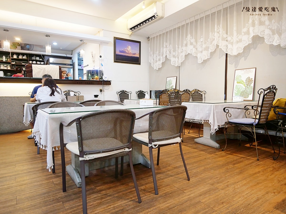 免費加飯、加醬、加湯的暖心系日式咖哩小店「白梗咖哩」金黃厚切炸豬排超涮嘴,還有萌萌店狗相伴的療癒用餐時光!嘉義大學美食|嘉義聚餐推薦 - 第5張圖 免費加飯、加醬、加湯的暖心系日式咖哩小店「白梗咖哩」金黃厚切炸豬排超涮嘴,還有萌萌店狗相伴的療癒用餐時光!嘉義大學美食|嘉義聚餐推薦