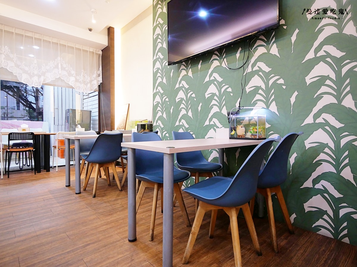 免費加飯、加醬、加湯的暖心系日式咖哩小店「白梗咖哩」金黃厚切炸豬排超涮嘴,還有萌萌店狗相伴的療癒用餐時光!嘉義大學美食|嘉義聚餐推薦 - 第6張圖 免費加飯、加醬、加湯的暖心系日式咖哩小店「白梗咖哩」金黃厚切炸豬排超涮嘴,還有萌萌店狗相伴的療癒用餐時光!嘉義大學美食|嘉義聚餐推薦