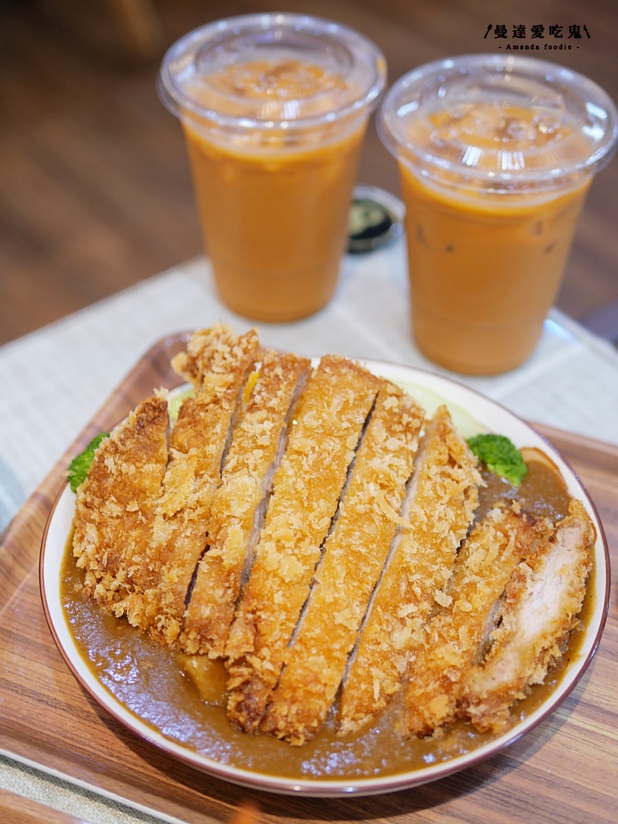 免費加飯、加醬、加湯的暖心系日式咖哩小店「白梗咖哩」金黃厚切炸豬排超涮嘴,還有萌萌店狗相伴的療癒用餐時光!嘉義大學美食|嘉義聚餐推薦 - 第10張圖 免費加飯、加醬、加湯的暖心系日式咖哩小店「白梗咖哩」金黃厚切炸豬排超涮嘴,還有萌萌店狗相伴的療癒用餐時光!嘉義大學美食|嘉義聚餐推薦