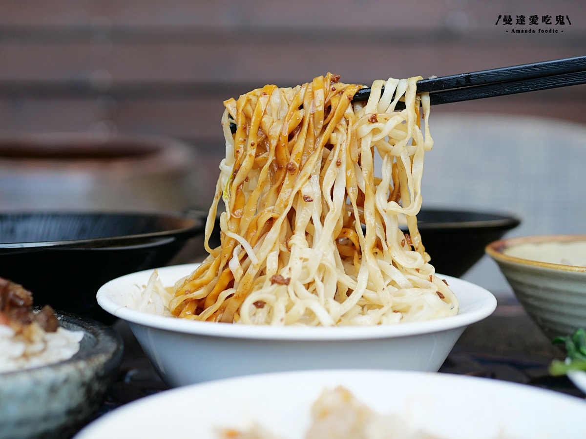 彰化美食｜銅板價格享受豐富小吃「鹿港圓環頂麵食館」 美味意麵與$10平價滷味一次滿足！鹿港美食推薦｜鹿港小吃推薦