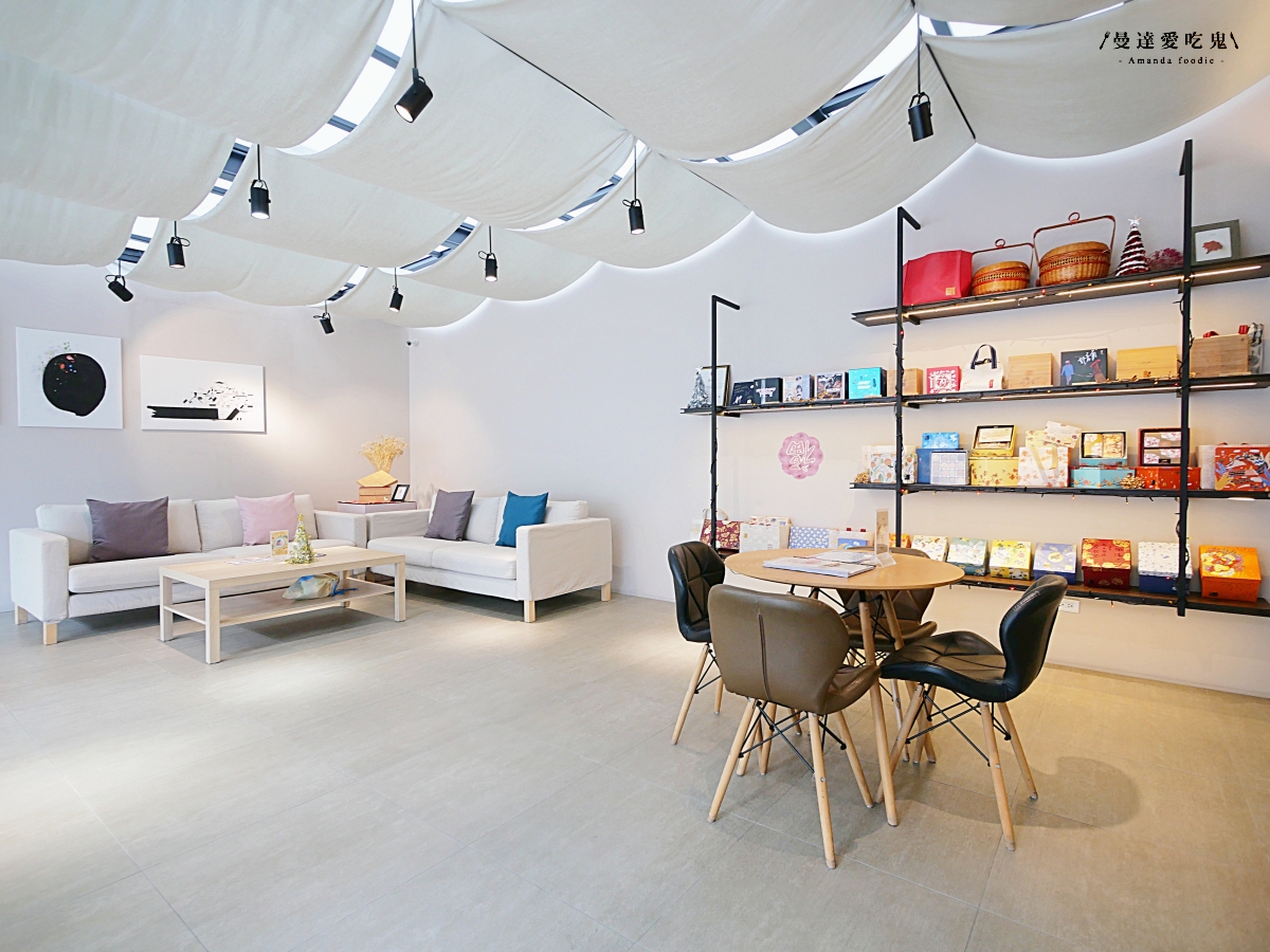 顏值與口感都在線！2026 過年禮盒開箱「冊子彩鳥飛悅禮盒」不僅包裝好看、內容物更是滿滿驚喜！宅配美食推薦｜台南美食推薦