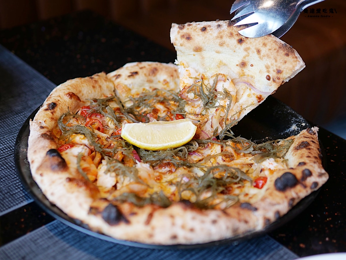 豹紋餅皮太迷人！從48小時發酵麵團到90秒窯烤「LA ONE Pizza」前菜到和牛都精彩的高質感料理！高雄美術館美食｜左營美食推薦