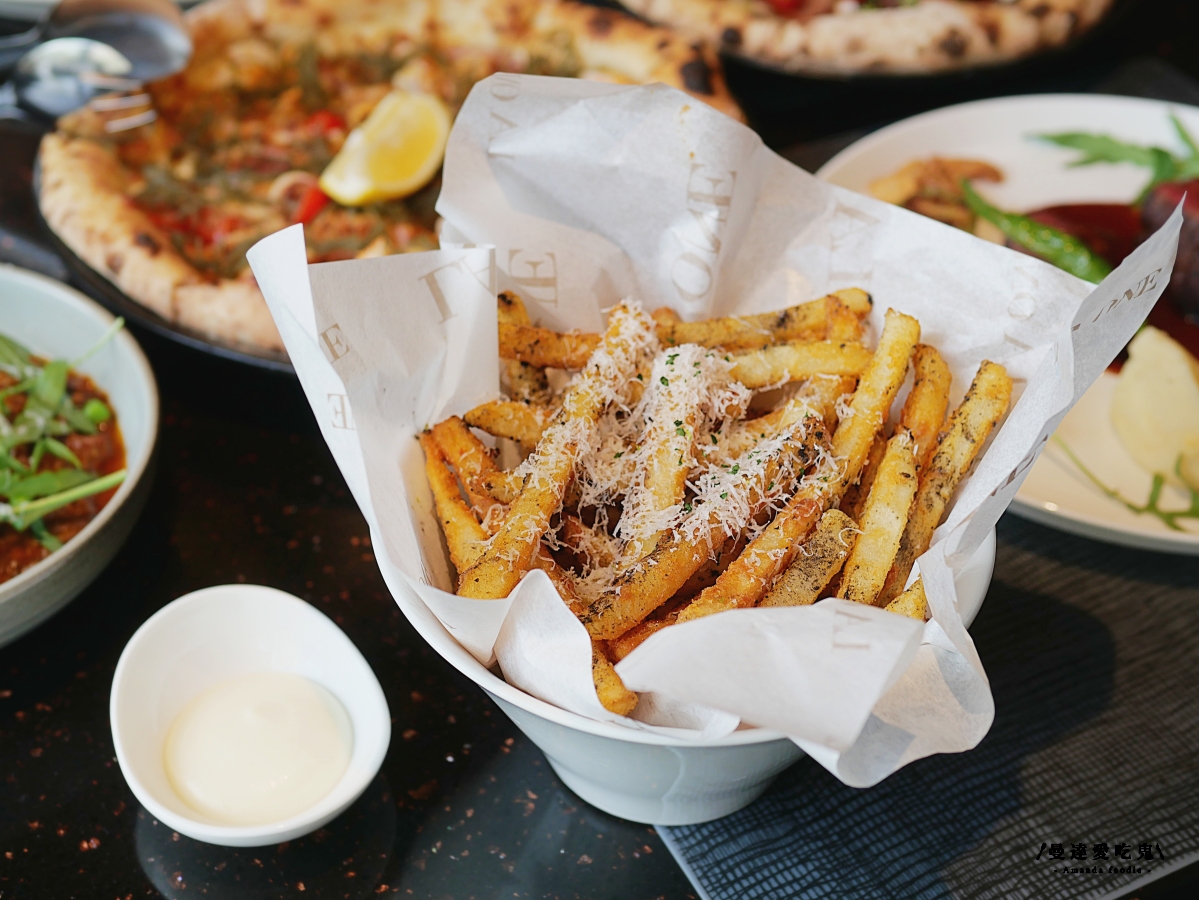 豹紋餅皮太迷人！從48小時發酵麵團到90秒窯烤「LA ONE Pizza」前菜到和牛都精彩的高質感料理！高雄美術館美食｜左營美食推薦