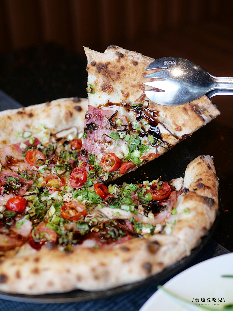 豹紋餅皮太迷人！從48小時發酵麵團到90秒窯烤「LA ONE Pizza」前菜到和牛都精彩的高質感料理！高雄美術館美食｜左營美食推薦