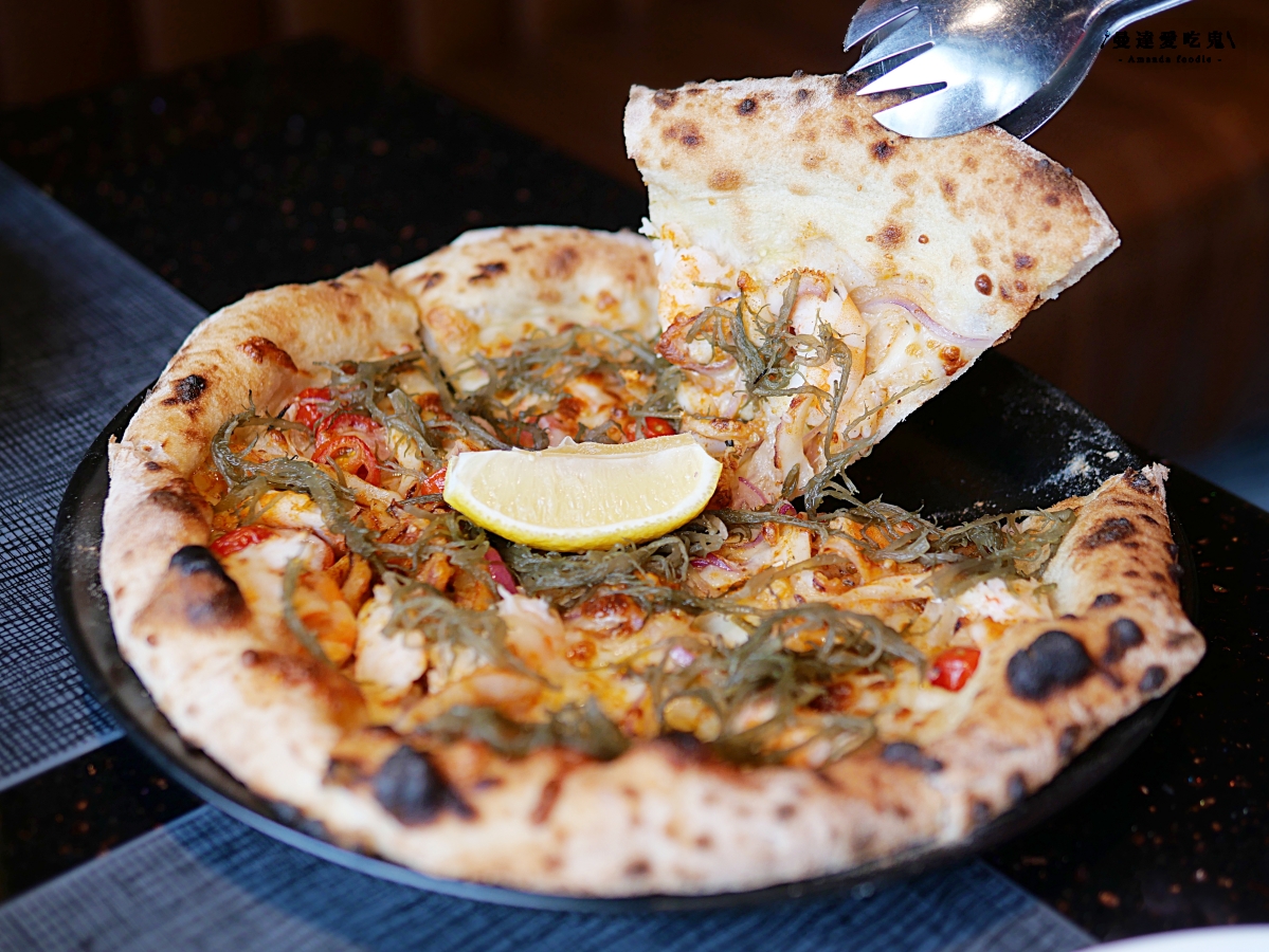 豹紋餅皮太迷人！從48小時發酵麵團到90秒窯烤「LA ONE Pizza」前菜到和牛都精彩的高質感料理！高雄美術館美食｜左營美食推薦