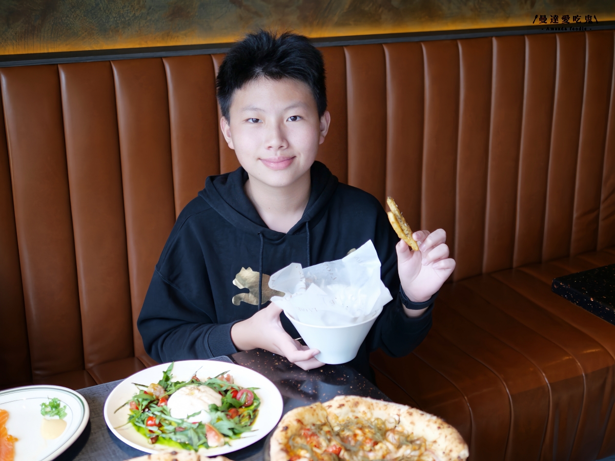 豹紋餅皮太迷人！從48小時發酵麵團到90秒窯烤「LA ONE Pizza」前菜到和牛都精彩的高質感料理！高雄美術館美食｜左營美食推薦