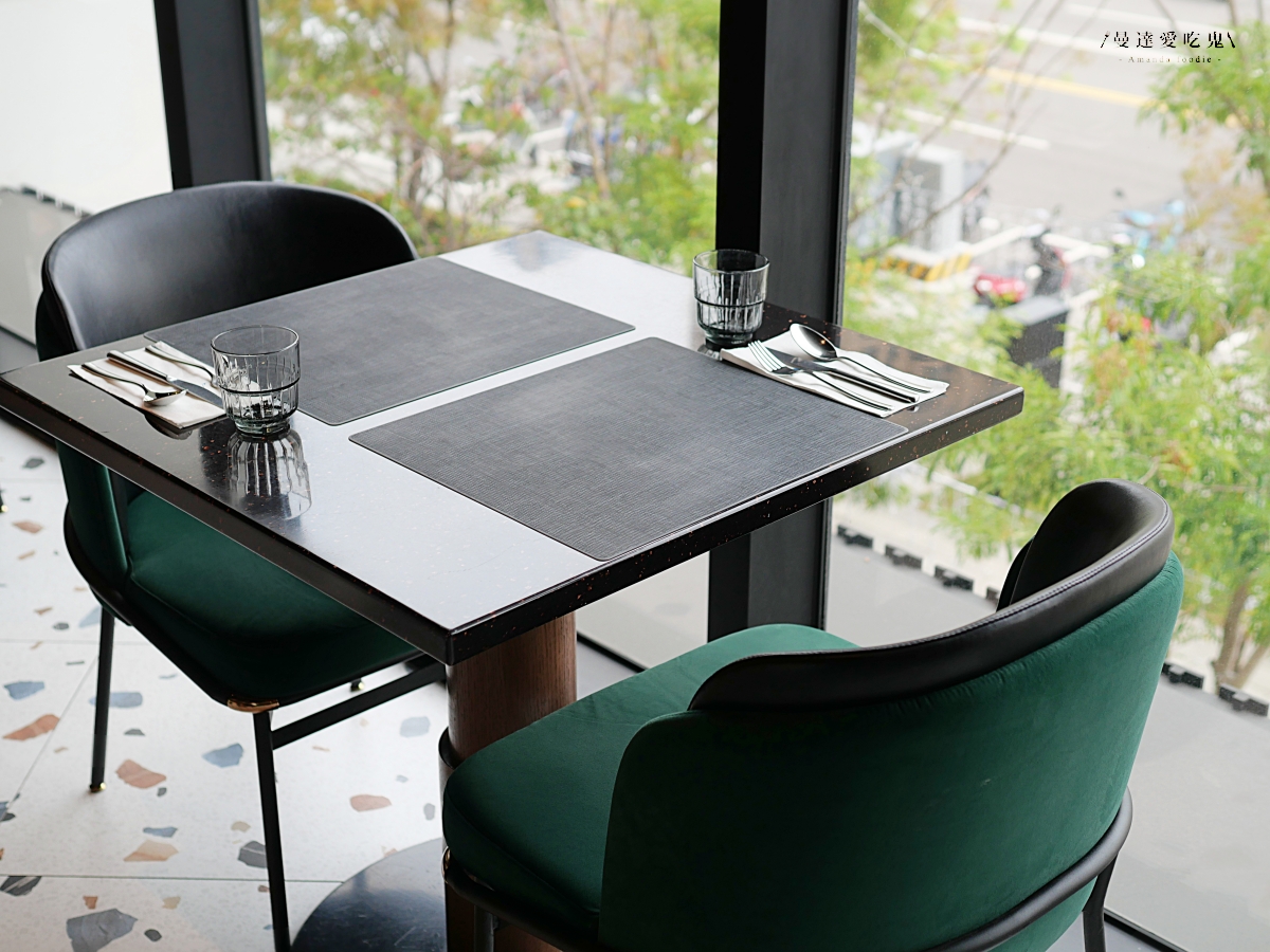 豹紋餅皮太迷人！從48小時發酵麵團到90秒窯烤「LA ONE Pizza」前菜到和牛都精彩的高質感料理！高雄美術館美食｜左營美食推薦