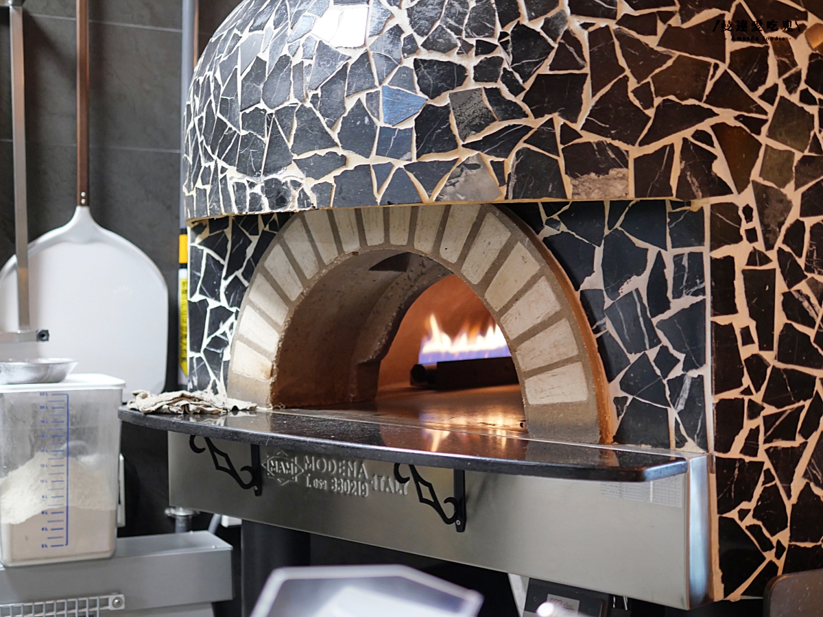 豹紋餅皮太迷人！從48小時發酵麵團到90秒窯烤「LA ONE Pizza」前菜到和牛都精彩的高質感料理！高雄美術館美食｜左營美食推薦