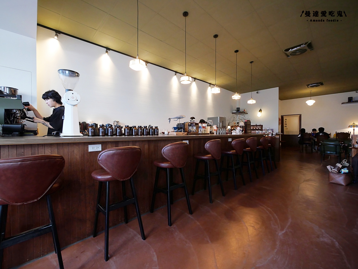 隱藏在巷弄裡的靜謐角落「清泉咖啡」坐在窗邊細細感受老派咖啡廳的復古魅力!鹿港咖啡廳推薦|彰化咖啡廳推薦 - 第3張圖