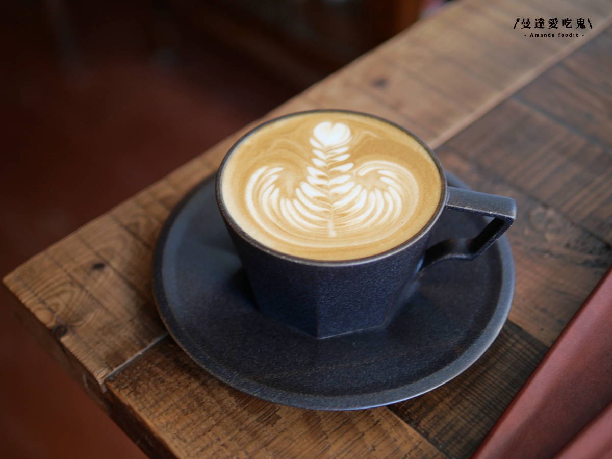 隱藏在巷弄裡的靜謐角落「清泉咖啡」坐在窗邊細細感受老派咖啡廳的復古魅力!鹿港咖啡廳推薦|彰化咖啡廳推薦 - 第20張圖