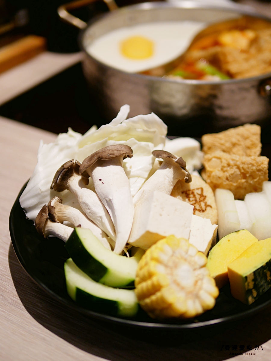 肉控與海鮮控都會點頭的台南火鍋店「聚 日式鍋物 台南仁德中山店」自助吧內容豐富不馬虎,當月壽星加碼送肉肉山就是過癮啦!台南吃到飽推薦|台南聚餐推薦 - 第7張圖 肉控與海鮮控都會點頭的台南火鍋店「聚 日式鍋物 台南仁德中山店」自助吧內容豐富不馬虎,當月壽星加碼送肉肉山就是過癮啦!台南吃到飽推薦|台南聚餐推薦