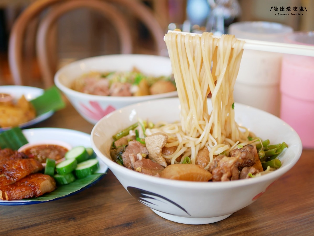 從大片玻璃賞景到特色船麵與涮嘴小點「大城老船麵大立旗艦店」值得收藏的平價高雄景觀餐廳開箱！前金區美食推薦｜高雄約會推薦