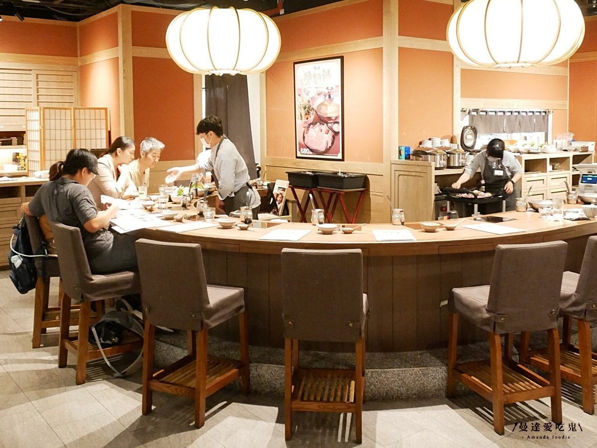 悠閒享受日式暖心滋味「黑毛屋新竹巨城店」日本經典四大鍋 涮涮鍋、壽喜燒、水炊鍋、摩滋鍋 風味一次滿足！新竹火鍋推薦｜新竹美食推薦