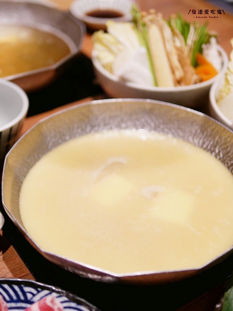 悠閒享受日式暖心滋味「黑毛屋新竹巨城店」日本經典四大鍋 涮涮鍋、壽喜燒、水炊鍋、摩滋鍋 風味一次滿足！新竹火鍋推薦｜新竹美食推薦