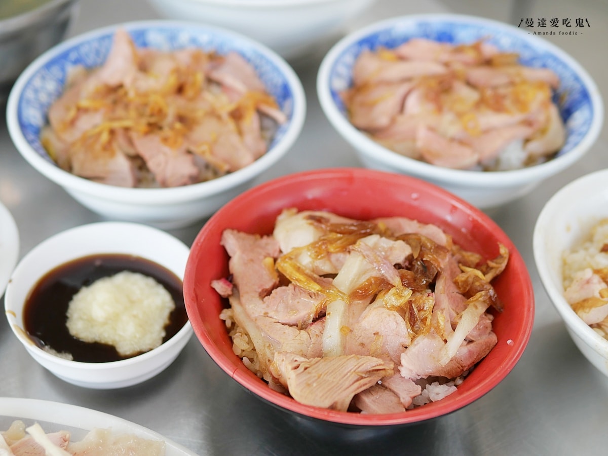 連在地人都跟著排！晚來真的會吃不到「蕭老師火雞肉飯」軟嫩雞片飯、涮嘴炸排骨吃起來！嘉義小吃推薦｜嘉義火雞肉飯推薦
