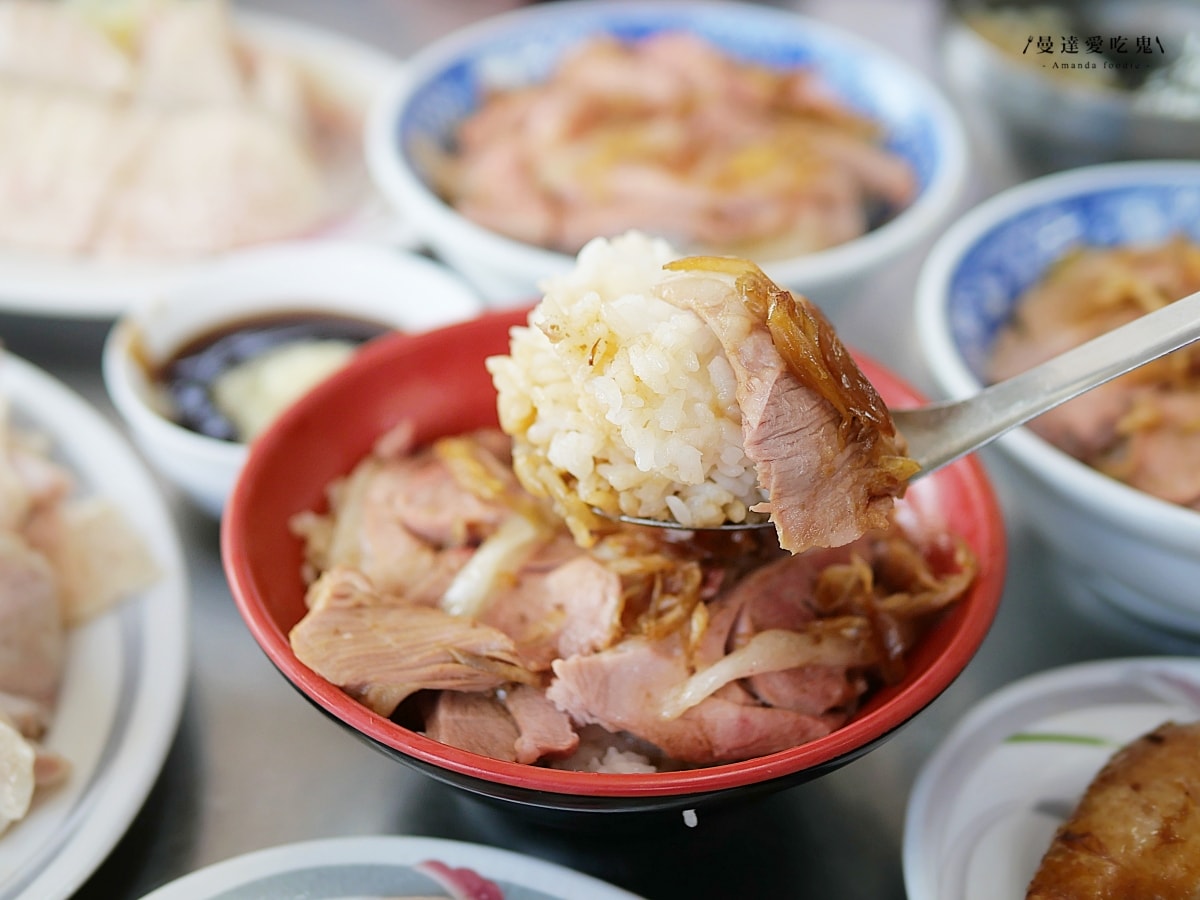 連在地人都跟著排！晚來真的會吃不到「蕭老師火雞肉飯」軟嫩雞片飯、涮嘴炸排骨吃起來！嘉義小吃推薦｜嘉義火雞肉飯推薦