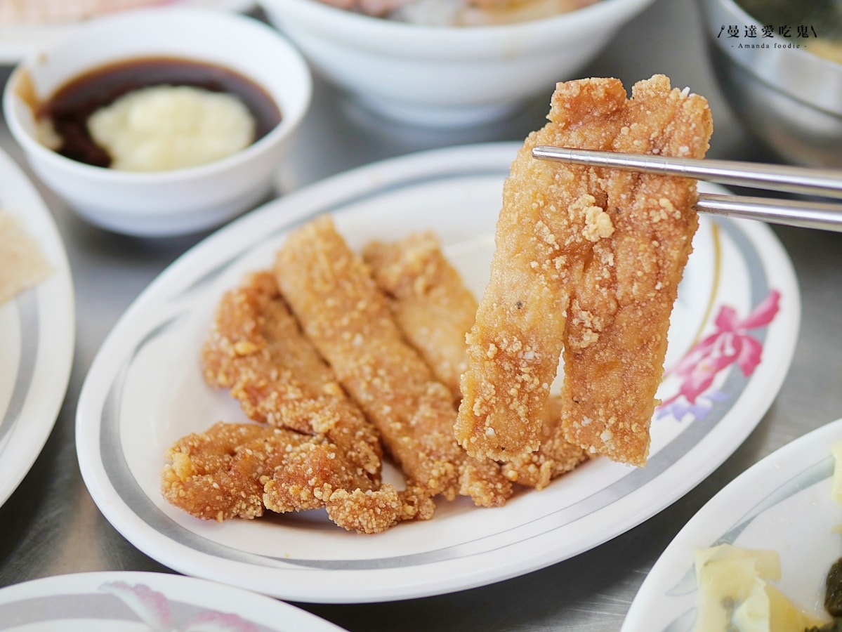連在地人都跟著排！晚來真的會吃不到「蕭老師火雞肉飯」軟嫩雞片飯、涮嘴炸排骨吃起來！嘉義小吃推薦｜嘉義火雞肉飯推薦