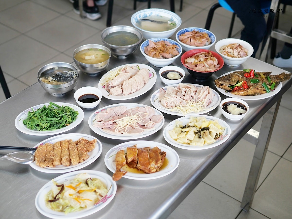 連在地人都跟著排！晚來真的會吃不到「蕭老師火雞肉飯」軟嫩雞片飯、涮嘴炸排骨吃起來！嘉義小吃推薦｜嘉義火雞肉飯推薦