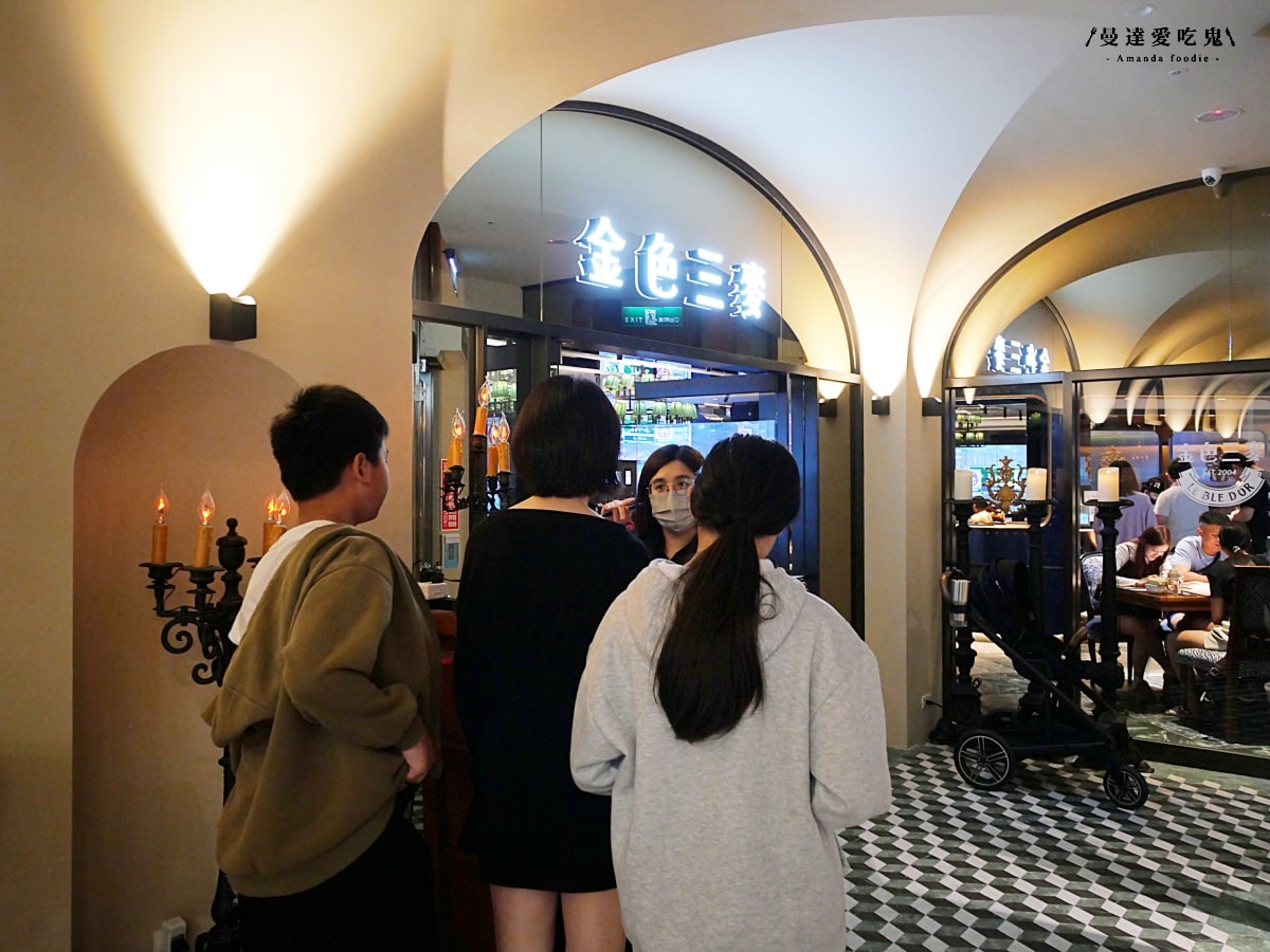 聚餐新地標！人氣餐飲品牌插旗嘉義首店開箱「金色三麥嘉義耐斯店」火車車廂設計風格質感爆表啦！特色智慧取酒牆｜耐斯廣場美食推薦