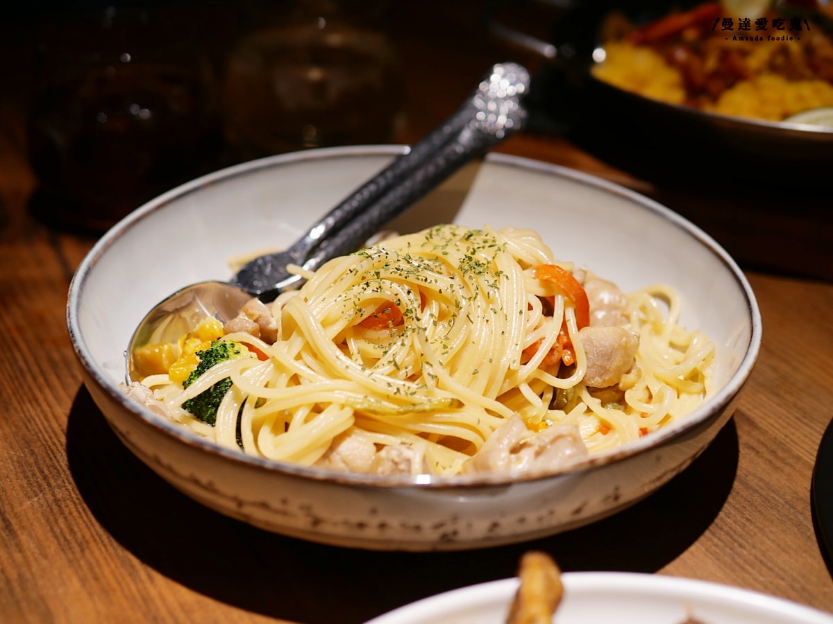 聚餐新地標！人氣餐飲品牌插旗嘉義首店開箱「金色三麥嘉義耐斯店」火車車廂設計風格質感爆表啦！特色智慧取酒牆｜耐斯廣場美食推薦