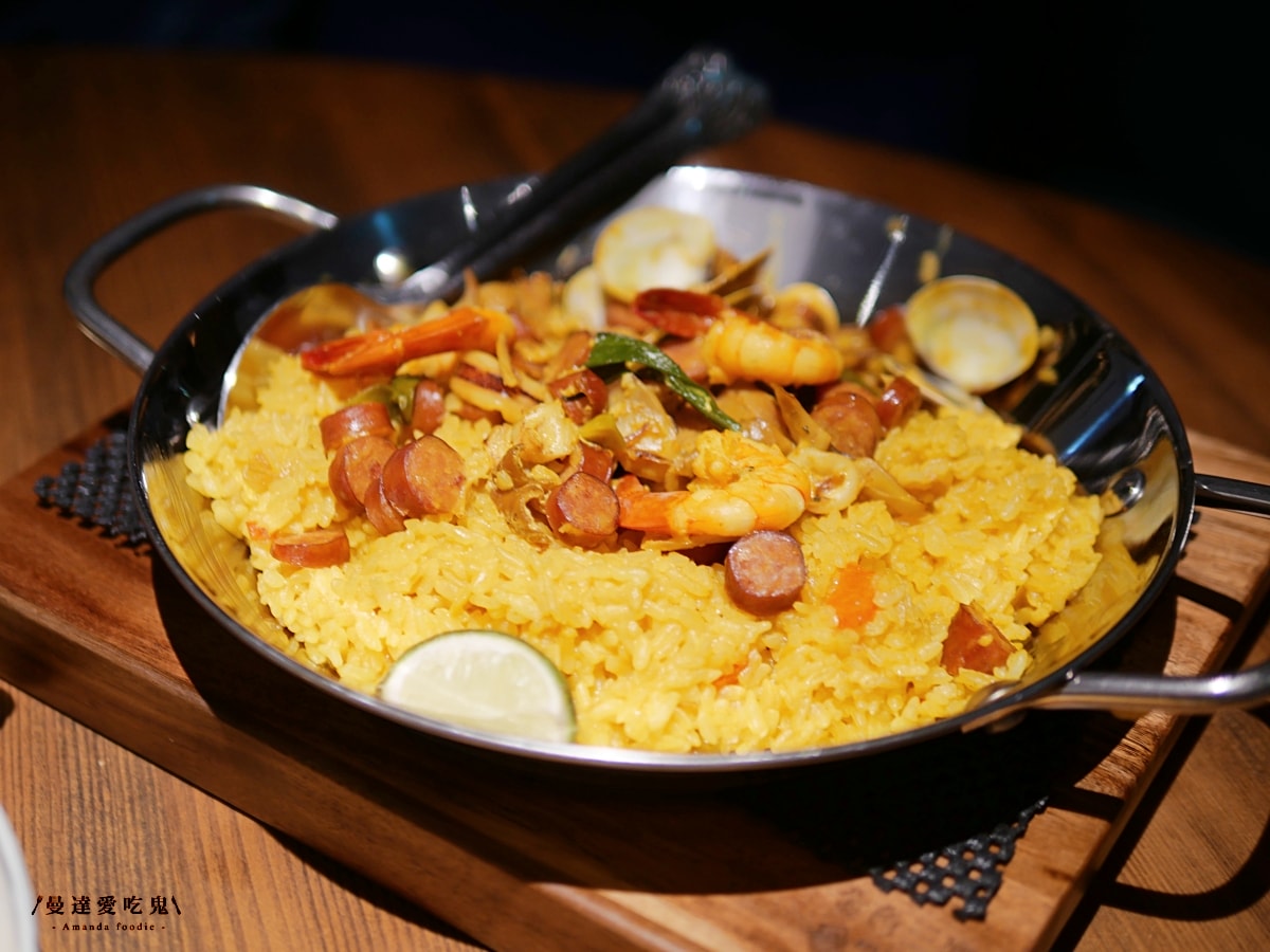 聚餐新地標！人氣餐飲品牌插旗嘉義首店開箱「金色三麥嘉義耐斯店」火車車廂設計風格質感爆表啦！特色智慧取酒牆｜耐斯廣場美食推薦