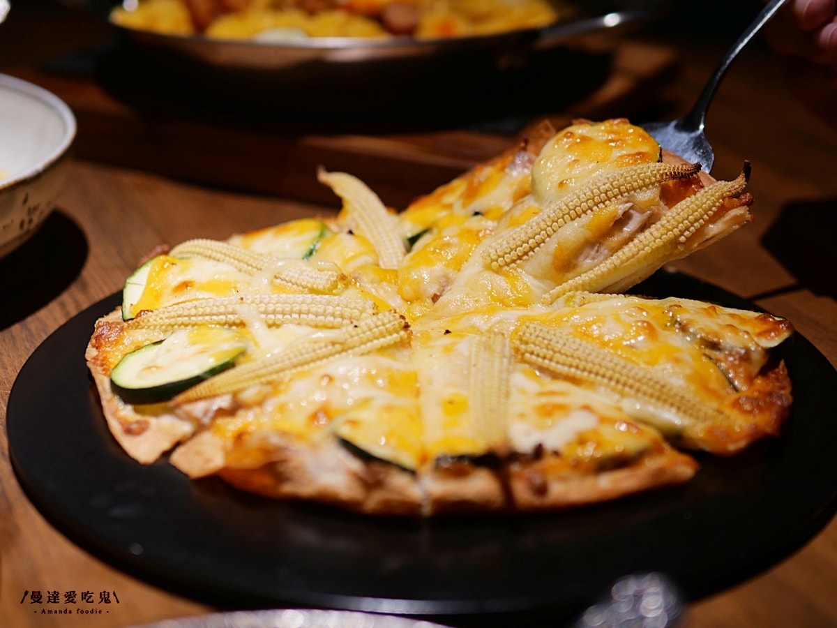 聚餐新地標！人氣餐飲品牌插旗嘉義首店開箱「金色三麥嘉義耐斯店」火車車廂設計風格質感爆表啦！特色智慧取酒牆｜耐斯廣場美食推薦