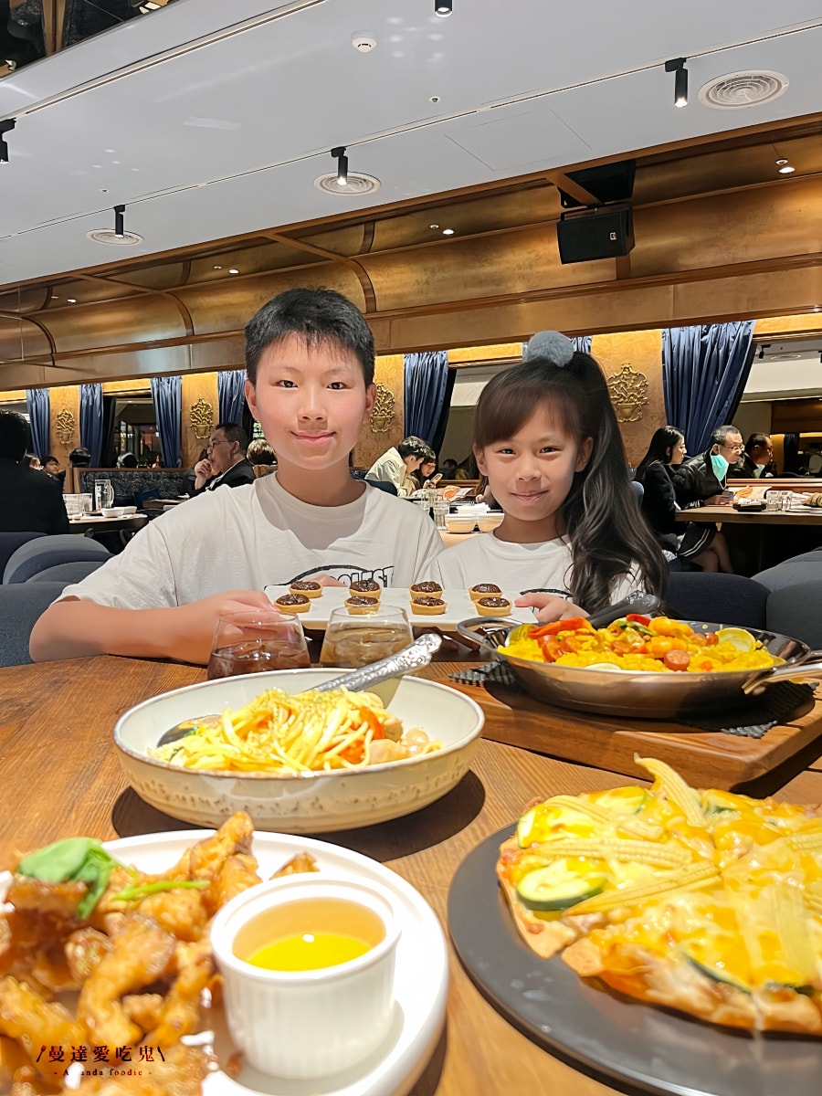 聚餐新地標！人氣餐飲品牌插旗嘉義首店開箱「金色三麥嘉義耐斯店」火車車廂設計風格質感爆表啦！特色智慧取酒牆｜耐斯廣場美食推薦