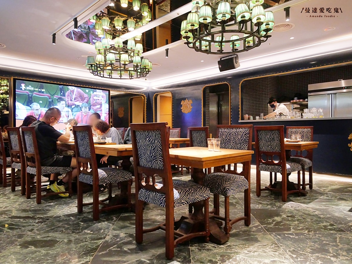 聚餐新地標！人氣餐飲品牌插旗嘉義首店開箱「金色三麥嘉義耐斯店」火車車廂設計風格質感爆表啦！特色智慧取酒牆｜耐斯廣場美食推薦