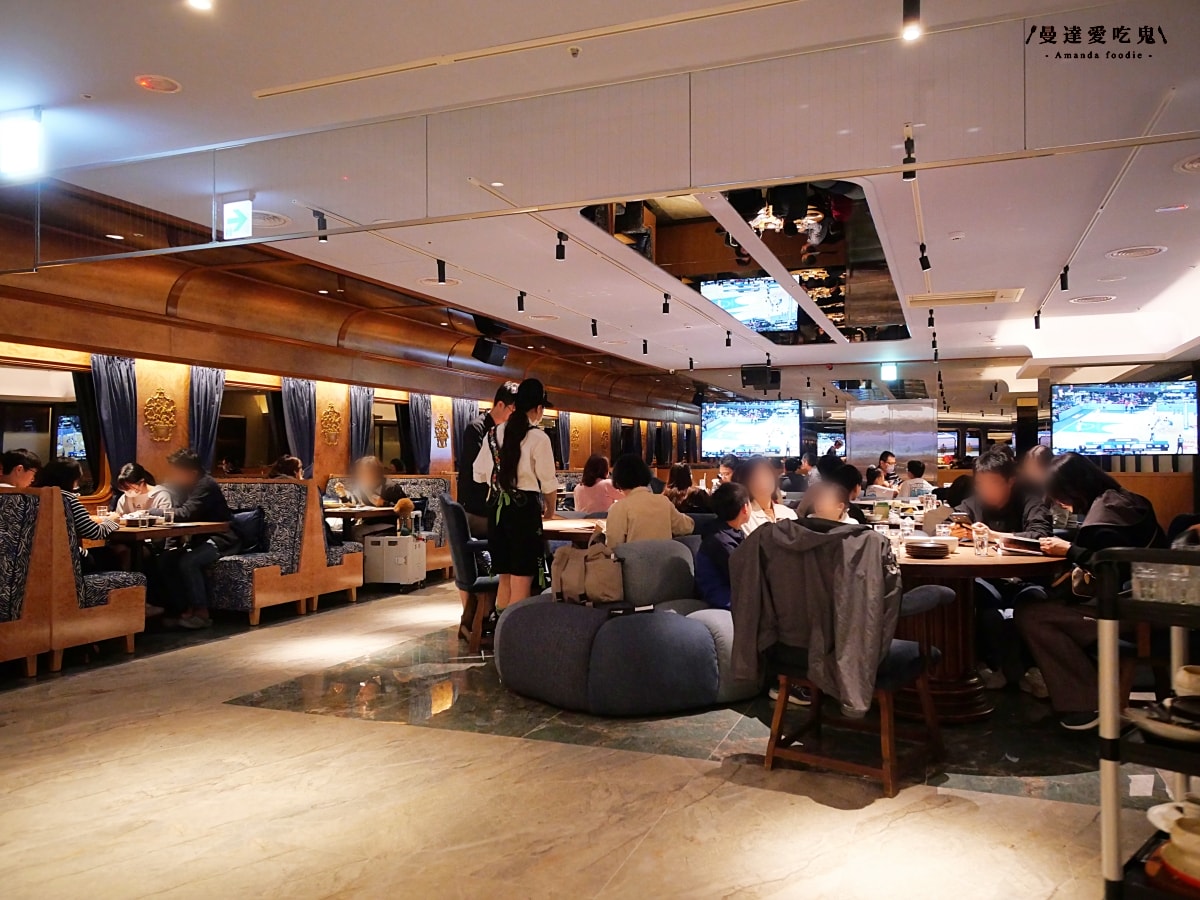 聚餐新地標！人氣餐飲品牌插旗嘉義首店開箱「金色三麥嘉義耐斯店」火車車廂設計風格質感爆表啦！特色智慧取酒牆｜耐斯廣場美食推薦