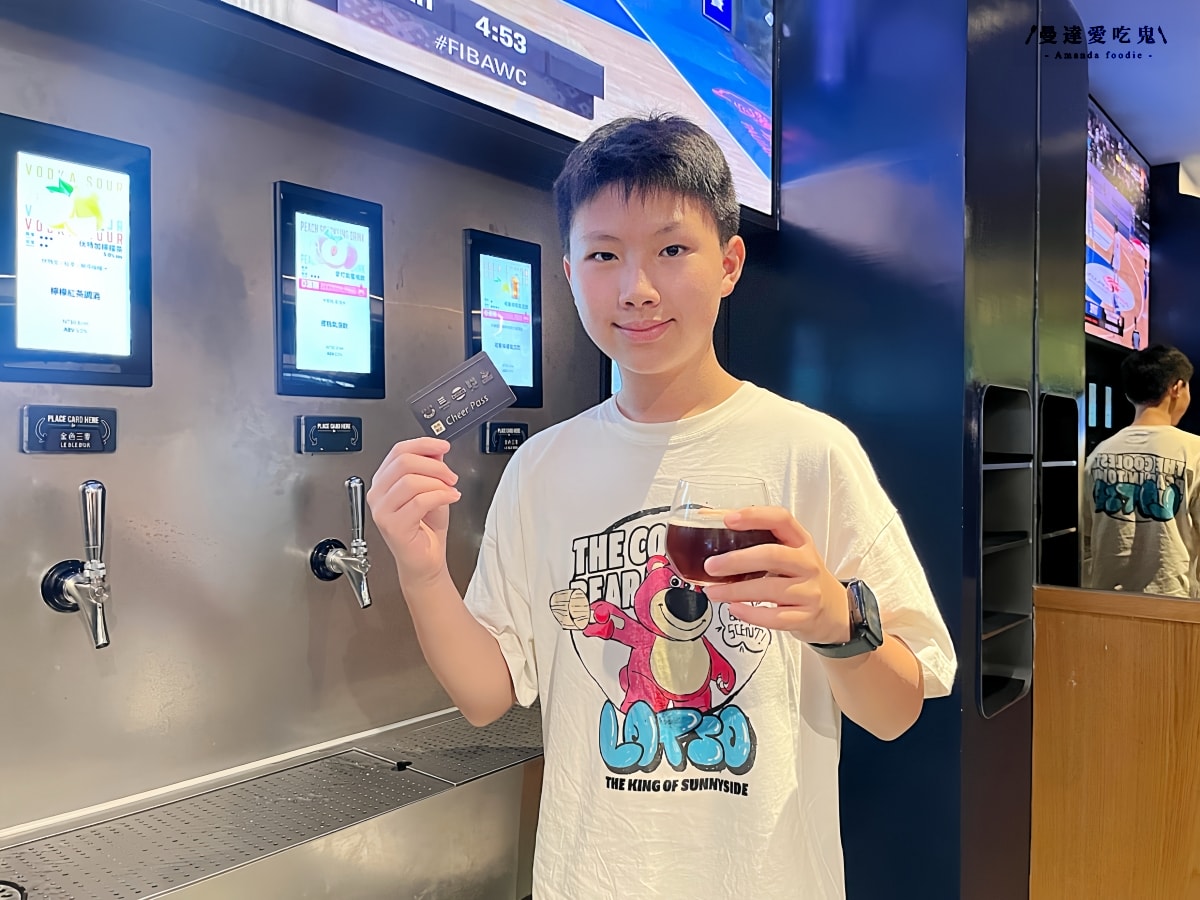 聚餐新地標！人氣餐飲品牌插旗嘉義首店開箱「金色三麥嘉義耐斯店」火車車廂設計風格質感爆表啦！特色智慧取酒牆｜耐斯廣場美食推薦