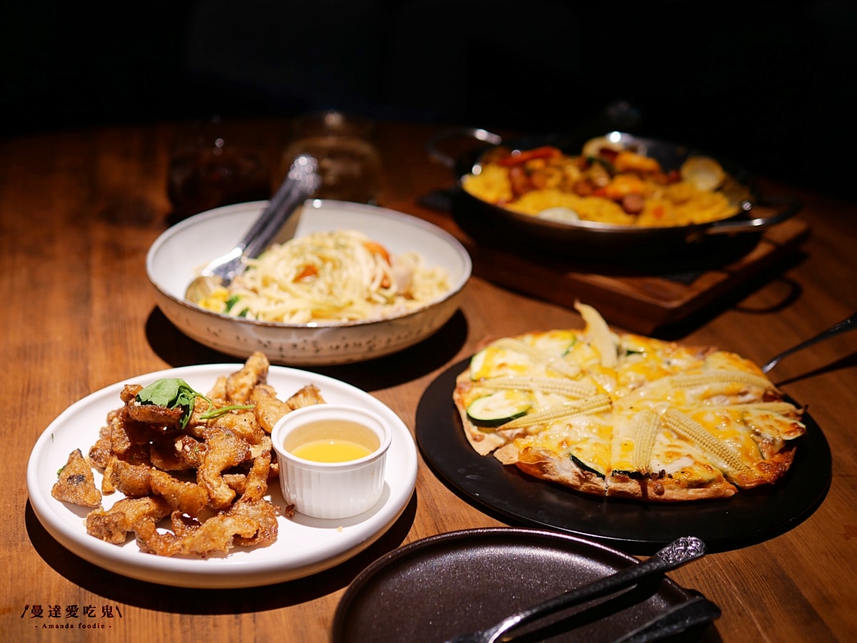 聚餐新地標！人氣餐飲品牌插旗嘉義首店開箱「金色三麥嘉義耐斯店」火車車廂設計風格質感爆表啦！特色智慧取酒牆｜耐斯廣場美食推薦
