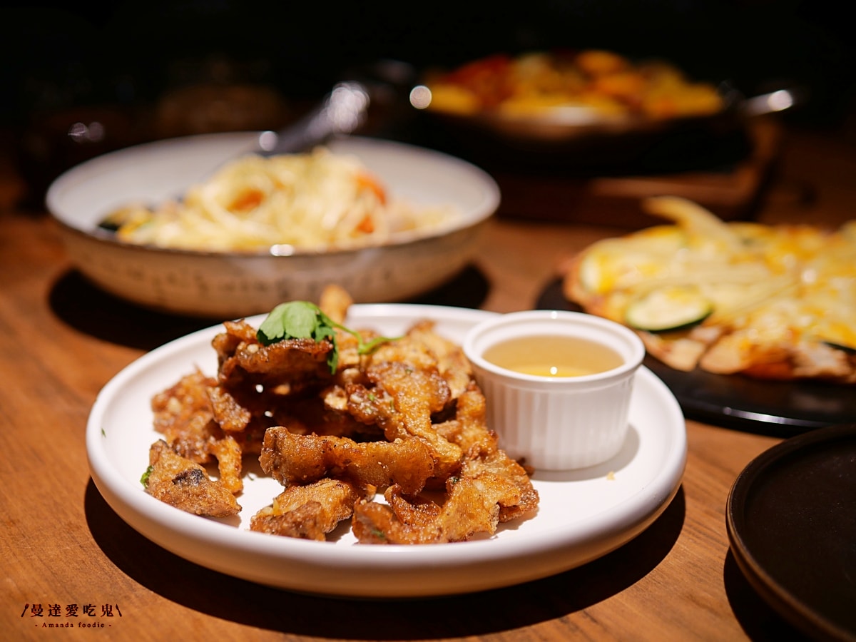 聚餐新地標！人氣餐飲品牌插旗嘉義首店開箱「金色三麥嘉義耐斯店」火車車廂設計風格質感爆表啦！特色智慧取酒牆｜耐斯廣場美食推薦