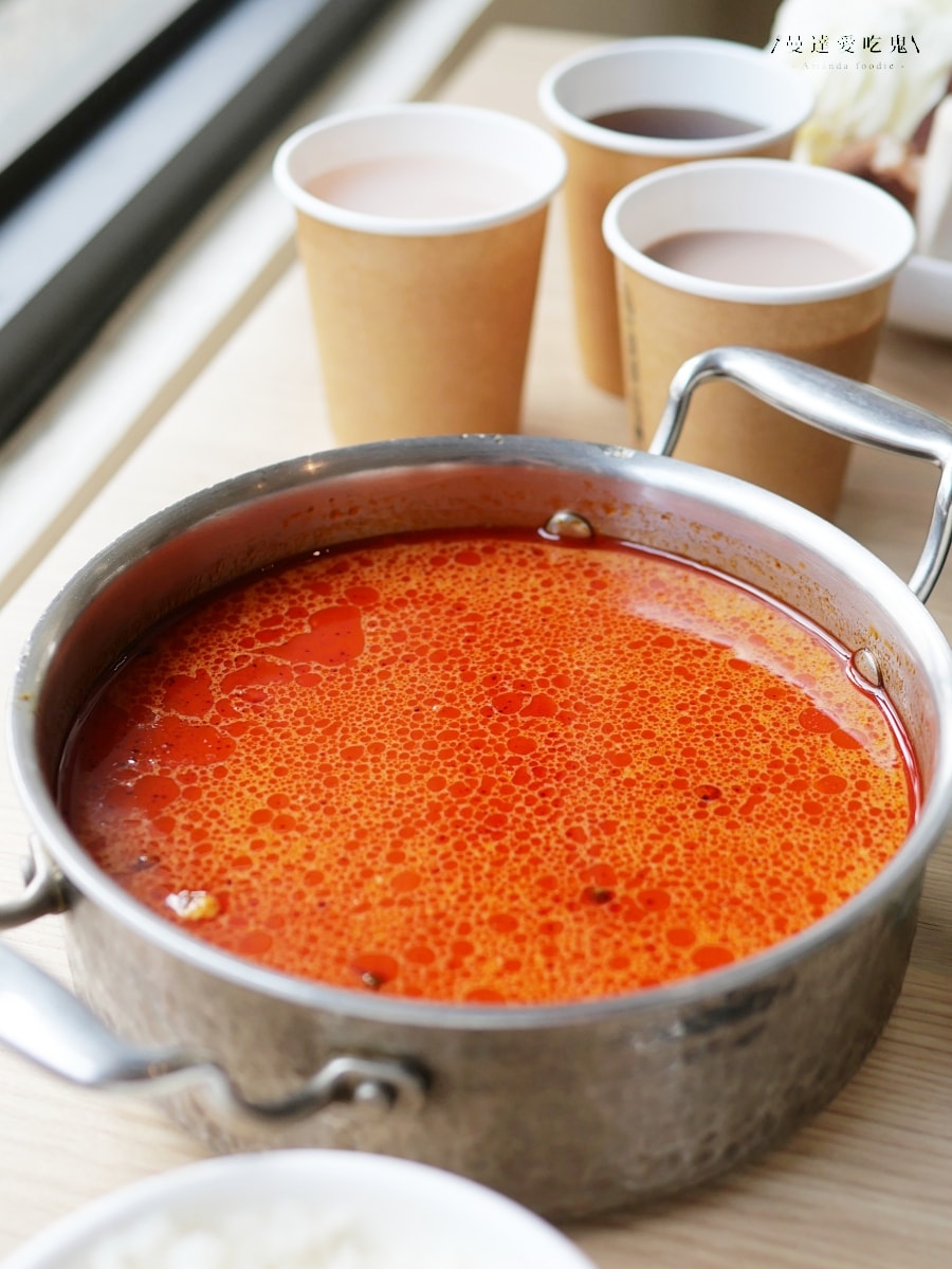 整杯鮮奶直接倒！嘉義超狂麻奶火鍋「青坐請坐鍋物專科」一人一鍋吃得超滿足！嘉義火鍋推薦｜嘉義聚餐推薦