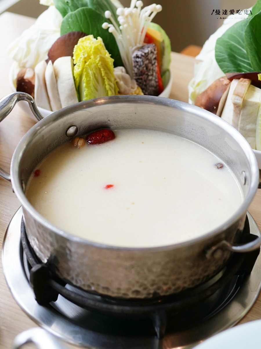 整杯鮮奶直接倒！嘉義超狂麻奶火鍋「青坐請坐鍋物專科」一人一鍋吃得超滿足！嘉義火鍋推薦｜嘉義聚餐推薦