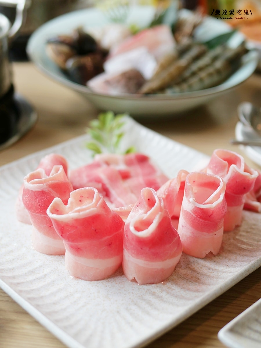 整杯鮮奶直接倒！嘉義超狂麻奶火鍋「青坐請坐鍋物專科」一人一鍋吃得超滿足！嘉義火鍋推薦｜嘉義聚餐推薦