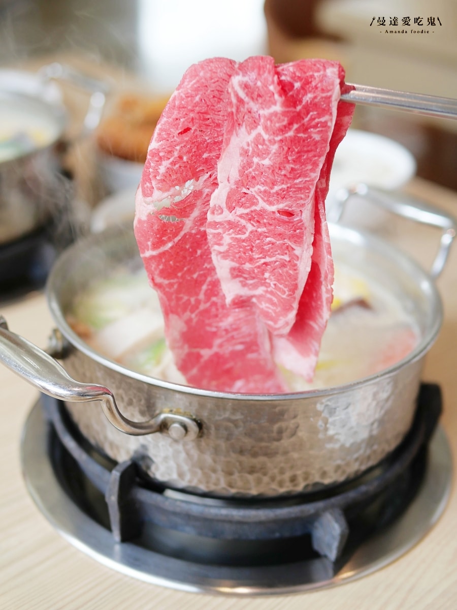 整杯鮮奶直接倒！嘉義超狂麻奶火鍋「青坐請坐鍋物專科」一人一鍋吃得超滿足！嘉義火鍋推薦｜嘉義聚餐推薦