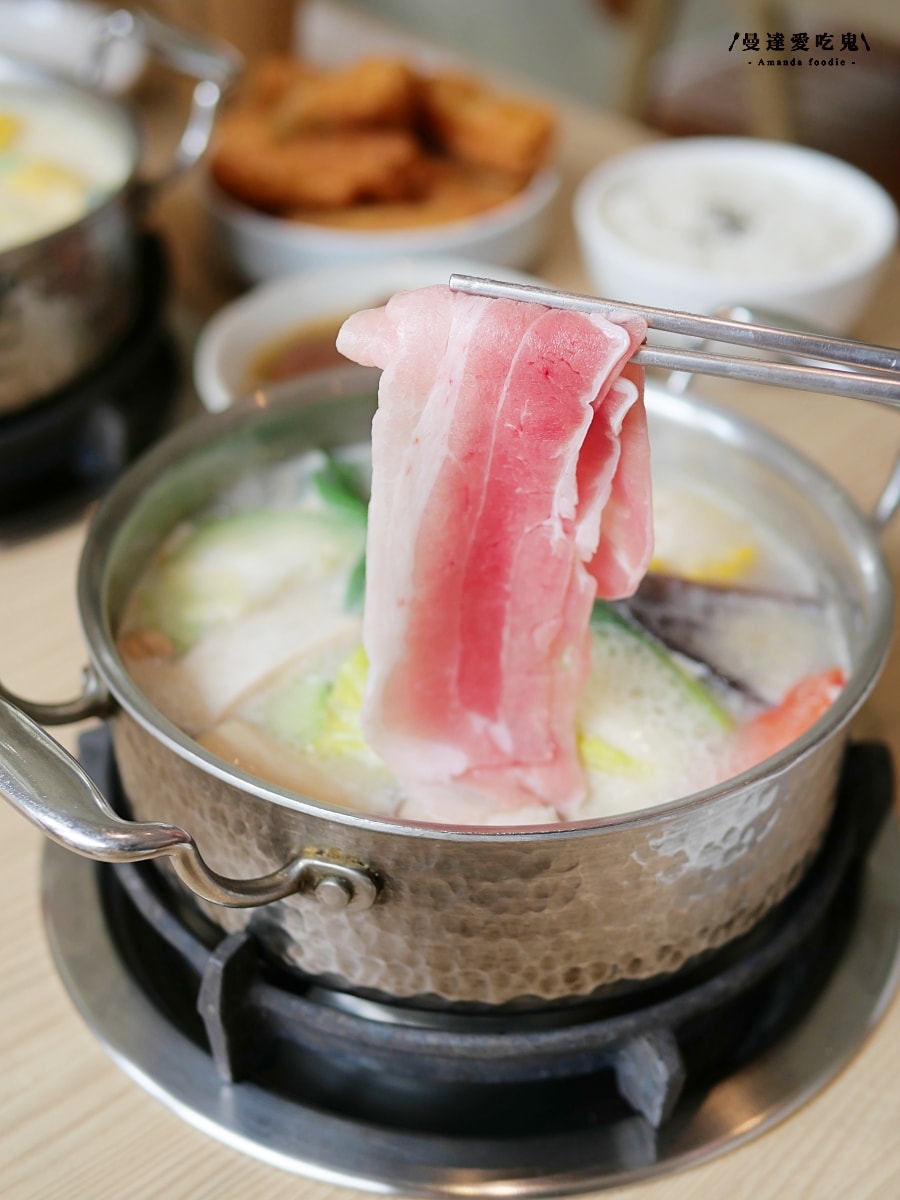 整杯鮮奶直接倒！嘉義超狂麻奶火鍋「青坐請坐鍋物專科」一人一鍋吃得超滿足！嘉義火鍋推薦｜嘉義聚餐推薦