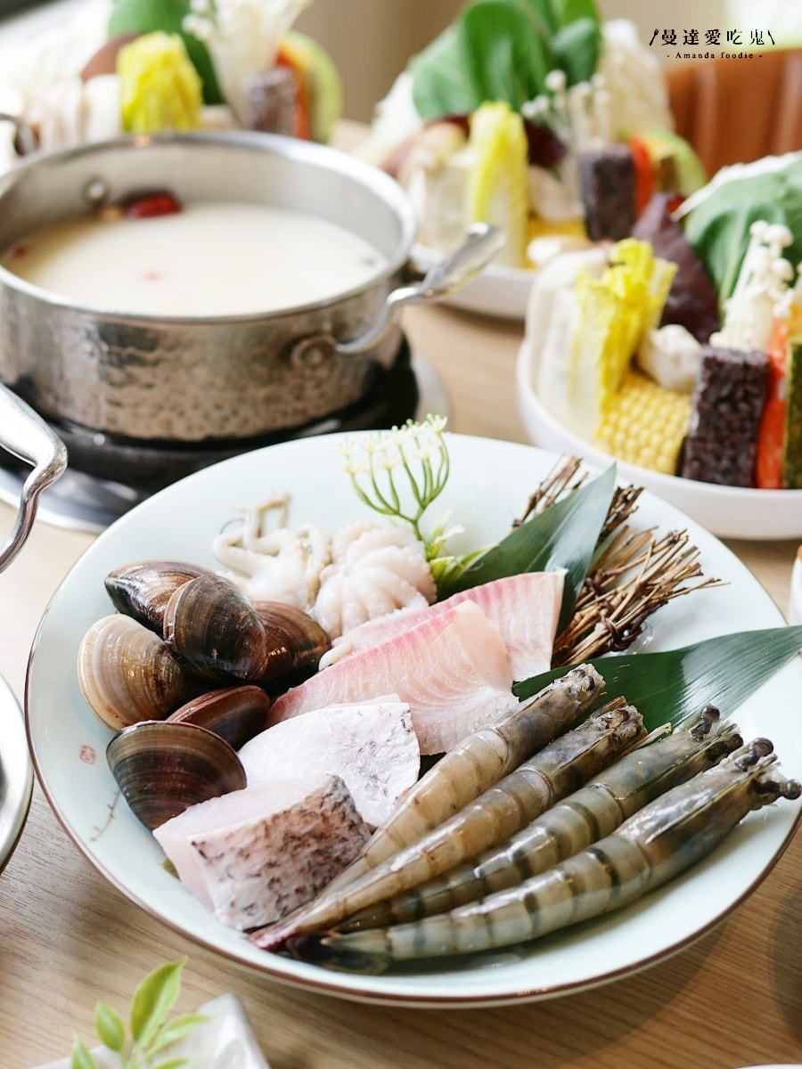 整杯鮮奶直接倒！嘉義超狂麻奶火鍋「青坐請坐鍋物專科」一人一鍋吃得超滿足！嘉義火鍋推薦｜嘉義聚餐推薦