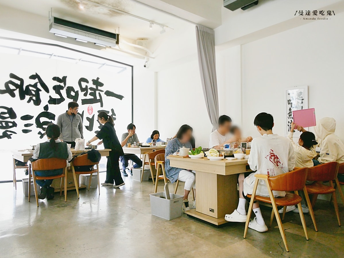整杯鮮奶直接倒！嘉義超狂麻奶火鍋「青坐請坐鍋物專科」一人一鍋吃得超滿足！嘉義火鍋推薦｜嘉義聚餐推薦