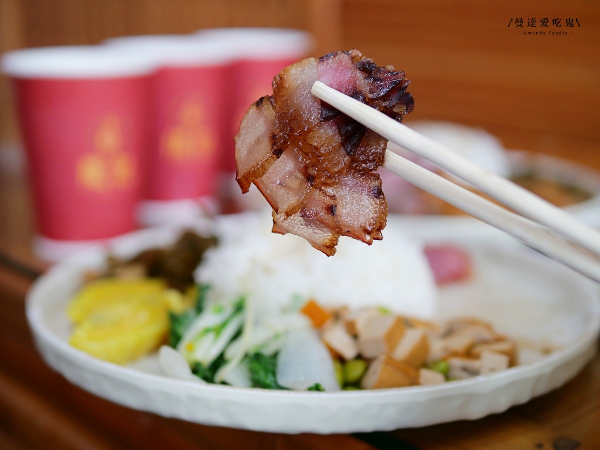 嘉義美食｜在地人默默收藏的港味寶藏「強記燒臘」30年老字號一吃愛上，內用享飲料、湯品暢飲！嘉義便當推薦｜嘉義港式燒臘