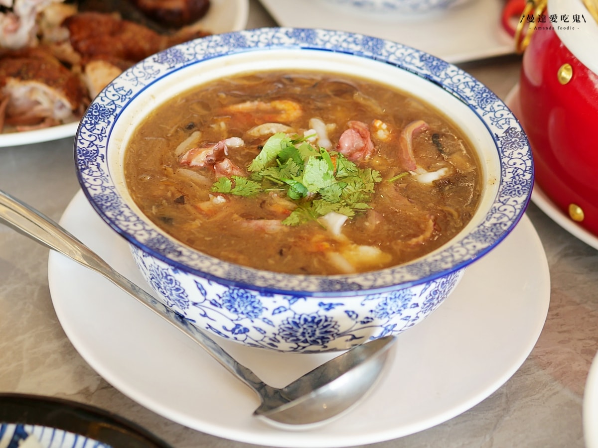 南投竹山美食｜拜拜完直接開吃「豪客窯烤雞 紫南宮店」皮脆肉嫩的高溫窯烤雞迷人飄香，澎湃辦桌料理一次滿足！紫南宮美食推薦｜竹山甕仔雞推薦